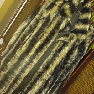 Reversible faux fur trench coat 🧥